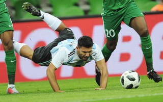 Aguero nhập viện cấp cứu sau trận Argentina thua thảm Nigeria