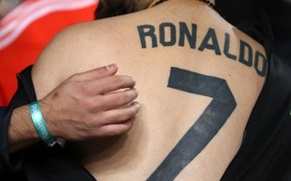 Sốc với hình xăm của fan cuồng Ronaldo