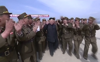 Video ông Kim Jong-un cười tươi trong lúc thị sát tập trận