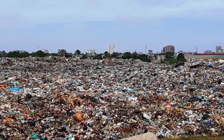"Núi rác" khổng lồ đe doạ bãi biển Sầm Sơn