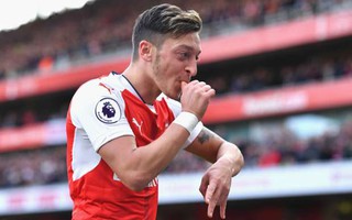 Ozil lỡ trận gặp Liverpool vì cúm