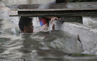 Bão vừa đổ bộ, người dân Philippines ngụp lặn trong nước lũ