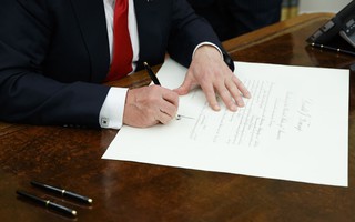 Tân Tổng thống Trump kí sắc lệnh đầu tiên trong phòng Bầu dục