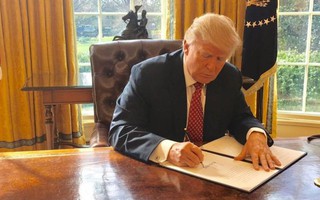 Ông Trump ký sắc lệnh nhập cư mới "nhẹ đô" hơn