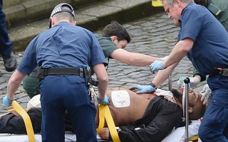 Lao xe, nổ súng bên ngoài quốc hội Anh, 4 người chết