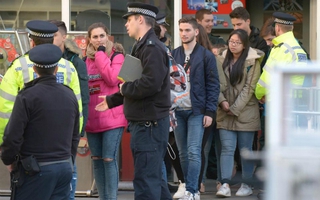 Hàng trăm khách kẹt trên đu quay sau vụ khủng bố ở Anh