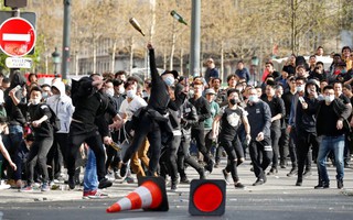 Hàng ngàn người Trung Quốc biểu tình ở Paris