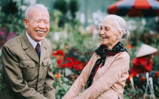 Nụ cười của cặp vợ chồng 90 tuổi giữa vườn hoa khiến bao người xao xuyến