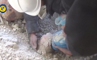 Cận cảnh tìm thấy em bé kì diệu Syria trong ngôi nhà trúng bom