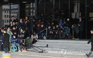 Bà Park Geun-hye xin lỗi dân trước khi bị thẩm vấn