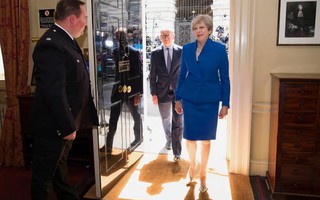 Bà Theresa May đang là "con tin " ở Downing Street