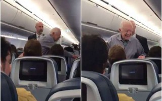 Cựu tổng thống Mỹ hành xử bất ngờ trên máy bay