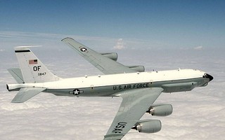 Máy bay Nga lao nhanh, áp sát máy bay Mỹ