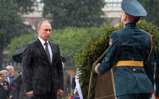 Tổng thống Putin đội mưa đặt vòng hoa trong vườn Alexander
