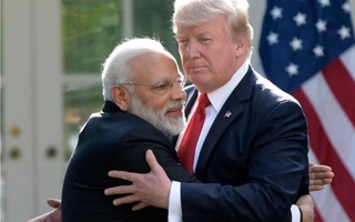 Gặp Thủ tướng Ấn Độ, TT Donald Trump hào phóng những cái ôm