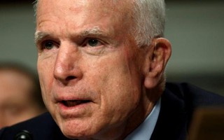 Bất chấp ung thư não, ông John McCain trở lại thượng viện