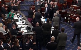 Dự luật thay Obamacare đạt kỳ tích, tổng thống Mỹ cảm ơn ông McCain