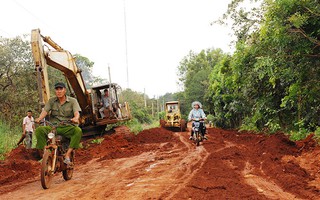 Một nông dân bỏ ra hơn 200 triệu đồng làm đường