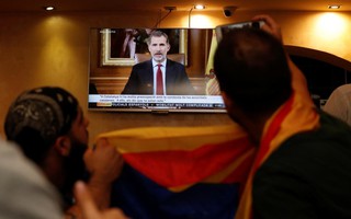 Lãnh đạo Catalonia quyết liệt, vua Tây Ban Nha hết nín nhịn nổi