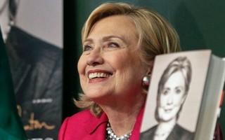 Bà Clinton chỉ trích tổng thống đảo ngược uy tín của Mỹ