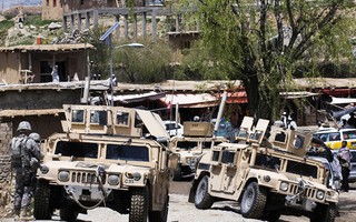 Taliban xông vào căn cứ Afghanistan, giết gần hết binh sĩ
