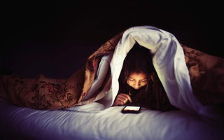 Nguy hại khôn lường vì sử dụng điện thoại trước khi ngủ
