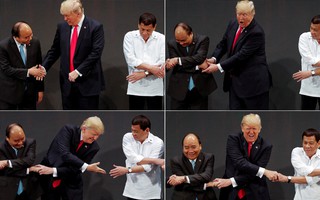Tổng thống Mỹ Donald Trump lúng túng khi bắt tay chéo