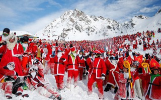 Bắt gặp hàng ngàn ông già Noel vui vẻ trên núi Alps