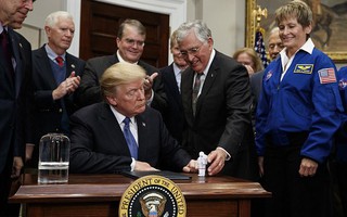 Tổng thống Donald Trump lệnh cho NASA quay lại Mặt trăng