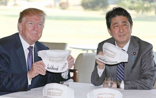 Thủ tướng Shinzo Abe tặng gì cho Tổng thống Donald Trump?