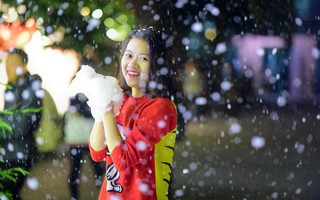 Bạn trẻ thích thú với "tuyết rơi" giữa Hà Nội