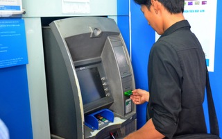 Vừa rút tiền từ ATM vừa lo