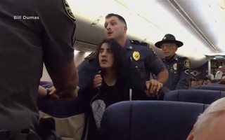 Mỹ: Cảnh sát dùng vũ lực ép nữ hành khách rời máy bay