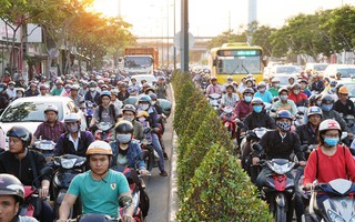 Đường Phạm Văn Đồng kẹt xe từ trưa đến tối