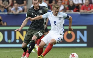 Giấu bí kíp trong vớ, thủ môn U21 Đức loại tuyển Anh ở loạt đá penalty