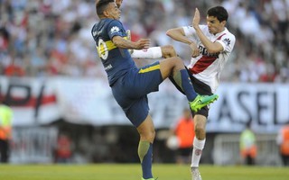 Cú kungfu của De Jong được tái hiện ở derby Argentina