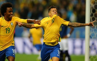 Coutinho tái xuất ấn tượng, Brazil lên ngôi số 1 Nam Mỹ