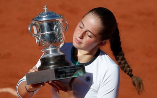Tay vợt tuổi teen Ostapenko đăng quang Roland Garros