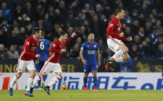 Leicester suy sụp, Man United áp sát tốp 5