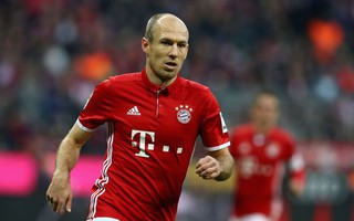 Robben chỉ trích các ngôi sao sang Trung Quốc vì "hám tiền"