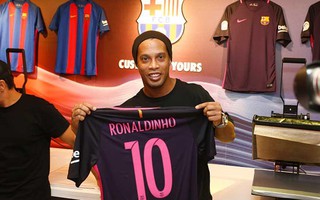 Ronaldinho ký hợp đồng mới với Barcelona