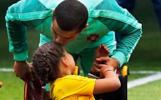 Nụ hôn đẹp của Ronaldo tại Confederations Cup 2017