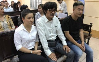 NSƯT Nguyễn Công Ninh yểm trợ tinh thần cho Ngọc Trinh tại Tòa