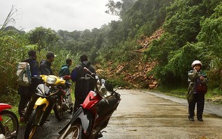 Lở núi đường Hồ Chí Minh, 2 cán bộ bỏ xe chạy