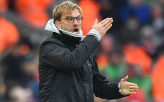 Klopp chỉ trích hàng thủ sau trận thua Swansea