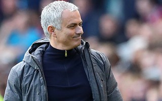 Mourinho giải thích lý do M.U đá với 4 trung vệ