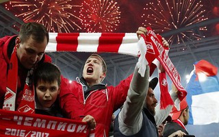 CĐV Spartak Moscow giật sập khung thành mừng đội nhà vô địch