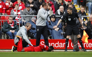 Mane chấn thương trong ngày Liverpool đại thắng