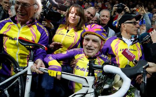 Xem cụ ông 105 tuổi phá kỷ lục đạp xe trong 1 giờ