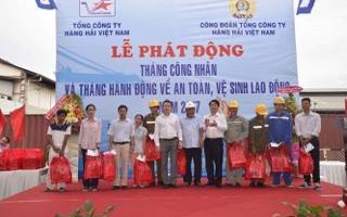 Vinalines hỗ trợ 131 công nhân lao động khó khăn